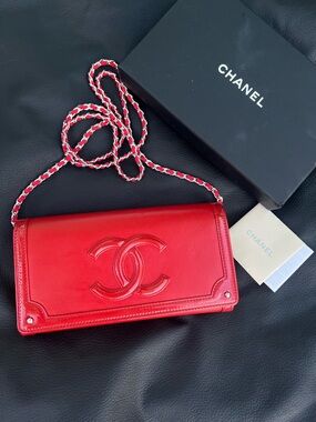 CHANEL Red Leather Gusseted long wallet.